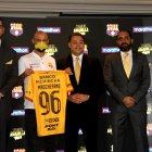 Javier Mascherano (de blanco) estuvo en el lanzamiento oficial de la camiseta de Barcelona.