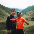 El español Albert Serratacó, además de ayudarle en temas de imagen y comunicación, se ha convertido en un gran apoyo para Richard Carapaz.