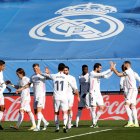 Los jugadores del Real Madrid celebran el gol de Benzema.