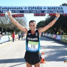 Campeón. Claudio tras cruzar la meta en 4 horas, 47 minutos y 56 segundos. Solo siete marchistas completaron el recorrido.