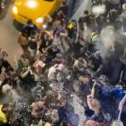 Decenas de personas aglomeradas festejando el Carnaval en Salinas.