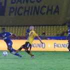 Javier Mascherano (d) sufrió varias faltas en el duelo amistoso ante 9 de Octubre.