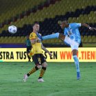 Damián Díaz (i), volante de Barcelona, volvió a mostrar su importancia en la Noche Amarilla para el juego canario.