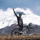 Richard Carapaz, ciclista ecuatoriano del INEOS, entrenó en la ruta al volcán Cotopaxi.