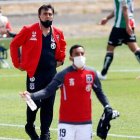 Gustavo Quinteros tendrá una prueba de fuego mañana para salvar al Colo Colo del descenso.