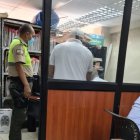 El sospechoso (con gorra) fue detenido en el despacho del fiscal que investiga el caso.