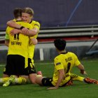 El delantero noruego, Erling Haaland (atrás) marcó un doblete clave para la serie.