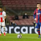 Leo Messi lució desconsolado luego del 1-4 que recibió el Barcelona ante el PSG.