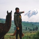 El ciclista ecuatoriano mientras grabó mientras entrenaba en el país. El documental se podrá ver en el canal de YouTube del INEOS.