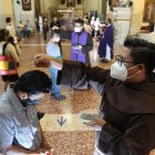 17-02-2021-Alex Lima-Fieles reciben la Ceniza en el primer dia de cuaresma iglesia Catedral