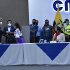 El vicepresidente del CNE, Enrique Pita (i), conversa con sus pares Esthela Acero y José Cabrera.