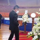 Despedida. Este miércoles 17 de febrero, Andrés llevaba la urna con las cenizas de su padre en el Coliseo de Deportes Jefferson Pérez, donde se levantó una capilla ardiente y está siendo velado.