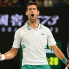 Novak Djokovic celebra un punto durante la semifinal del Abierto de Australia.