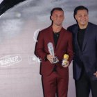 Damián Díaz, elegido Mejor Jugador de la LigaPro 2020, junto a Carlos Alfaro Moreno, presidente de Barcelona.