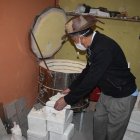 Proceso. El alfarero coloca la materia prima a cocinar. Algunas piezas deben de pasar hasta 10 horas en el horno.