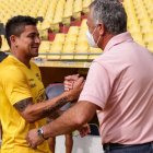 Gustavo Alfaro saluda con Mario Pineida, uno de los posibles convocados a la Tricolor.