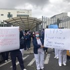 Personal médico del Hospital Pablo Arturo Suárez de Quito protestó por la falta de vacunas para los servidores de ese centro, que es un punto de atención de contagiados.
