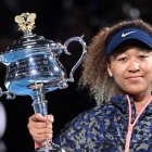 La japonesa Naomi Osaka muestra orgullosa el trofeo del Abierto de Australia