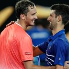 Novak Djokovic (d) dialoga con Daniil Medvedev, en uno de los enfrentamientos previos entre ambos.