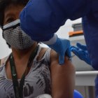 Personal del hospital Padre Carolo de Quito recibieron las dosis de la vacuna de Pfizer al día siguiente de la llegada de la segunda remesa.