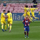 Los jugadores del Cadiz festejan el empate en el minuto 89, mientras Lionel Messi repite una fotografía de los últimos años
