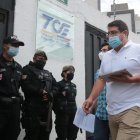 Santiago Díaz y Carlos Alvear, de la alianza UNES, presentaron la queja ante el Tribunal Contencioso Electoral.