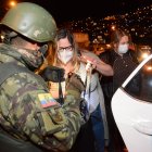 En la capital también hay controles militares en la noche.