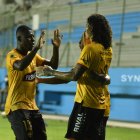 Revulsivo. Gabriel Cortez (i) celebra con Williams Riveros el gol del guaraní tras su habilitación. El Loco había puesto la primera del Ídolo.