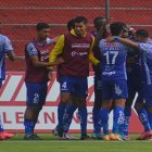 Los jugadores del Delfín celebran el único gol del compromiso en Ambato.