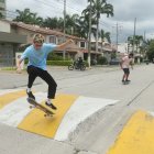 Realidad. Un skate en La Puntilla realiza piruetas en la calle ante la falta de un skatepark.