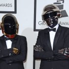 Los dos integrantes del grupo de música electrónica francés Daft Punk posan a su llegada a la 56 edición de los Premios Grammy en Los Ángeles (Estados Unidos).