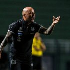 Jorge Sampaoli se va de Brasil en medio de una polémica con un árbitro, al que tildó de ladrón.
