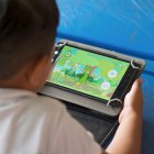 Las tabletas serán entregadas a los niños de sectores de escasos recuresos.