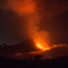 Fotografía de ríos de lava del Volcán de Pacaya visto desde la aldea el Rodeo en Escuintla (Guatemala).