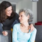 Las personas mayores de 65 años tienen más riesgo de tener alzhéimer.