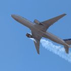 Denver (United States), 21/02/2021.- A photo provided by Instagram user Hayden Smith (speedbird5280) shows United Airlines flight 328 (Boeing 777-200, tailnumber N772UA) with an engine on fire, near Denver, Colorado, USA, 20 February 2021 (issued 21 February 2021). United Airlines flight 328 from Denver to Honolulu experienced right-engine failure shortly after takeoff and had to return to Denver International Airport (DEN). Debris from the plane dropped over Broomfield, Colorado with no injuries reported so far. All 241 people on the plane, including 10 crew members, are unharmed. (Incendio, Estados Unidos) EFE/EPA/Hayden Smith MANDATORY CREDIT EDITORIAL USE ONLY