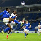 Danny Welbeck (izquierda) de Brighton disputa el balón con Tyrick Mitchell de Crystal Palace