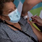 Una enfermera administra una dosis de la vacuna china del laboratorio Sinovac contra la covid-19 a una mujer, hoy en un centro de vacunación en Santiago (Chile).