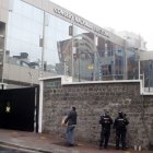 Resguardo. Policías y militares aún permanecen en los exteriores del CNE para evitar posibles desmanes.