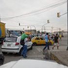 La vía Daule en el norte de Guayaquil permanece cerrada ante motinamientos.