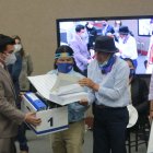 Los documentos con supuestas irregularidades fueron entregados a Santiago Vallejo, secretario del CNE.