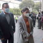 La presidenta del CPCCS, Sofía Almeida, y el consejero David Rosero presentaron el informe en la Fiscalía.