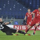 Robert Lewandowski burla la defensa del golero Pepe Reina antes de abrir la goleada en Italia.