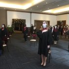 Los asientos de los bachilleres y de sus familiares mantuvieron la distancia prudente.