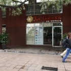 Edificio. La cafetería La Canoa, del hotel Continental, cerró las puertas el viernes pasado, por la crisis económica por la pandemia de la COVID-19.