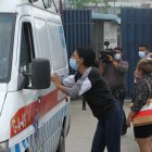 Los familiares de los detenidos viven momentos de incertidumbre en los alrededores de la cárcel.