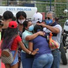 Familiares de los reos fallecidos en los amotinamientos lloran en los exteriores de las cárceles.