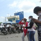 Los familiares de los reos llegaron a la cárcel de Guayaquil para tener información de sus parientes.