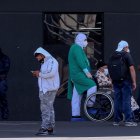 Personal sanitario y familiares de pacientes esperan afuera del hospital Iess del Sur, en Quito (Ecuador).