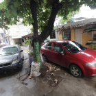 Espacios. La policía del cantón confirma que una de las problemáticas es porque la mayoría de viviendas, de diversos sectores, no tienen garaje y los vehículos quedan estacionados fuera de las viviendas.